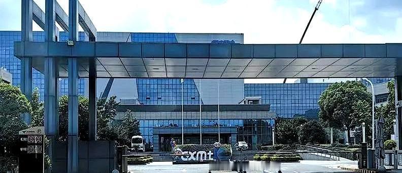 账户里躺着四五千万，下班却还得扫个共享单车去挤地铁，这种“富得流油却掏不出买房首
