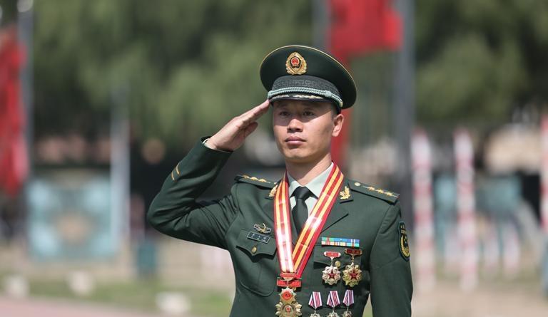 李玉峰，1984年3月生，辽宁北票人，2002年12月入伍，中共党员，武警黑龙江