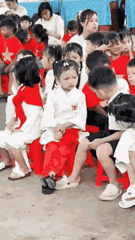 幼儿园，小男孩打小女孩，小女孩格局大，这个小女孩很淑女，长大了，了不起。但