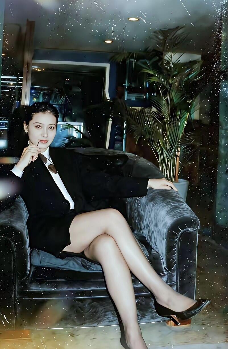 这是90年代在酒店上班的美女，没有美颜，她的颜值好高，气质比现在很多女明星还要好