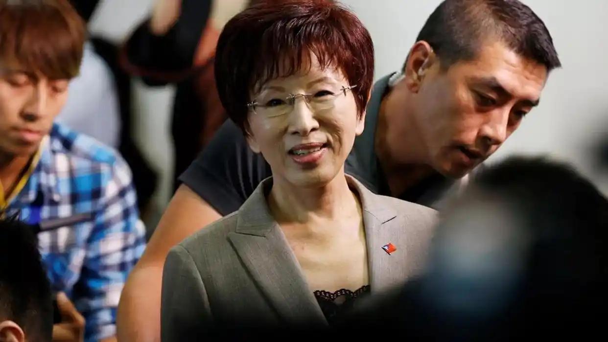 民进党对洪秀柱北京行态度急转弯，蓝营犹豫不决错失两岸话语权，洪秀柱坚守原则引发民