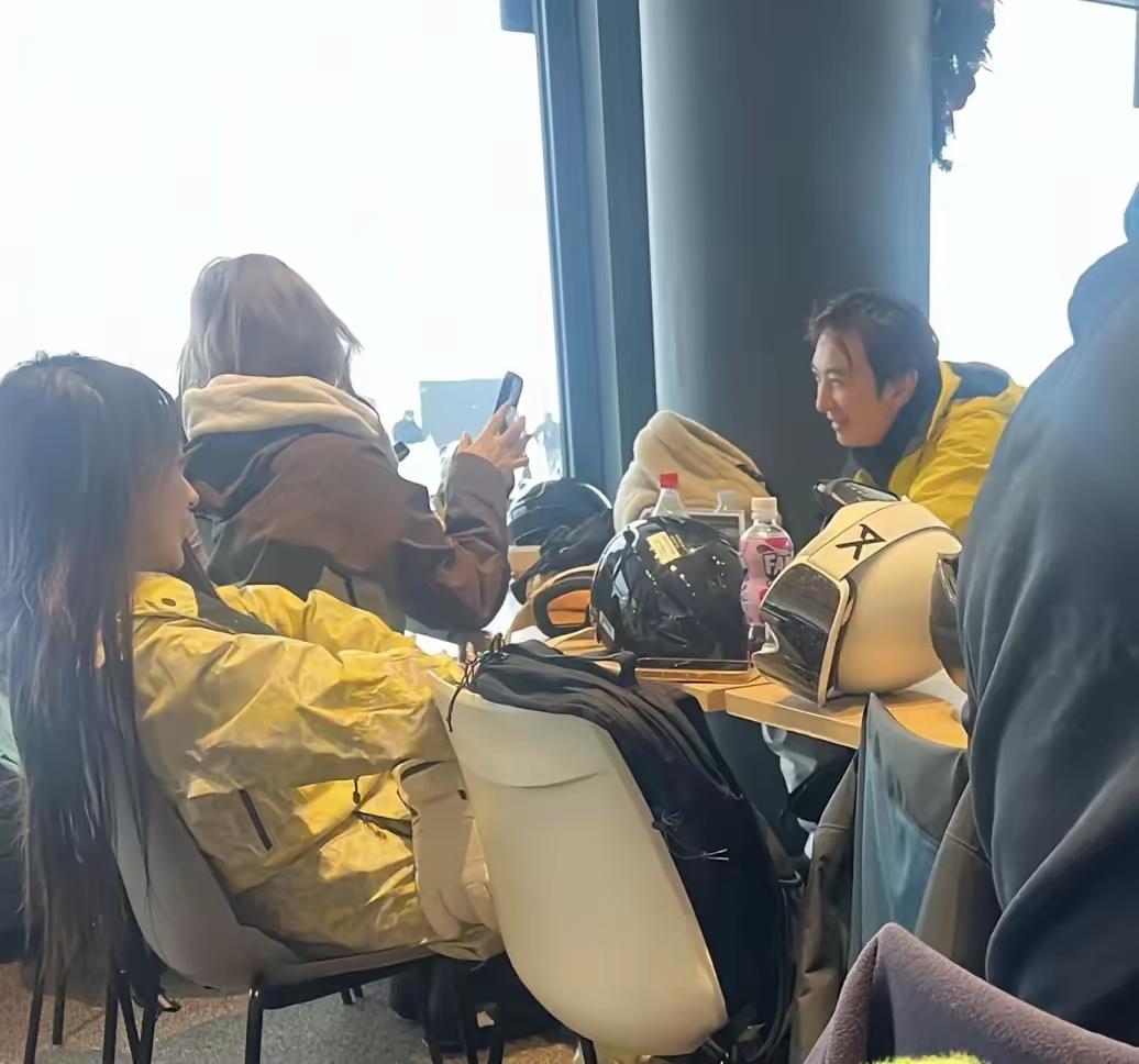 王健林为偿巨债，断臂求生，股权频遭冻结！其子王思聪却在日本雪场美女环绕，众星捧月