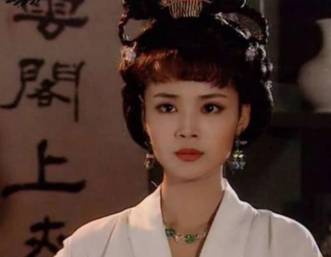 公元710年7月，李显叫上官婉儿来侍寝，俩人折腾完，上官婉儿靠在他的胸膛之上，轻