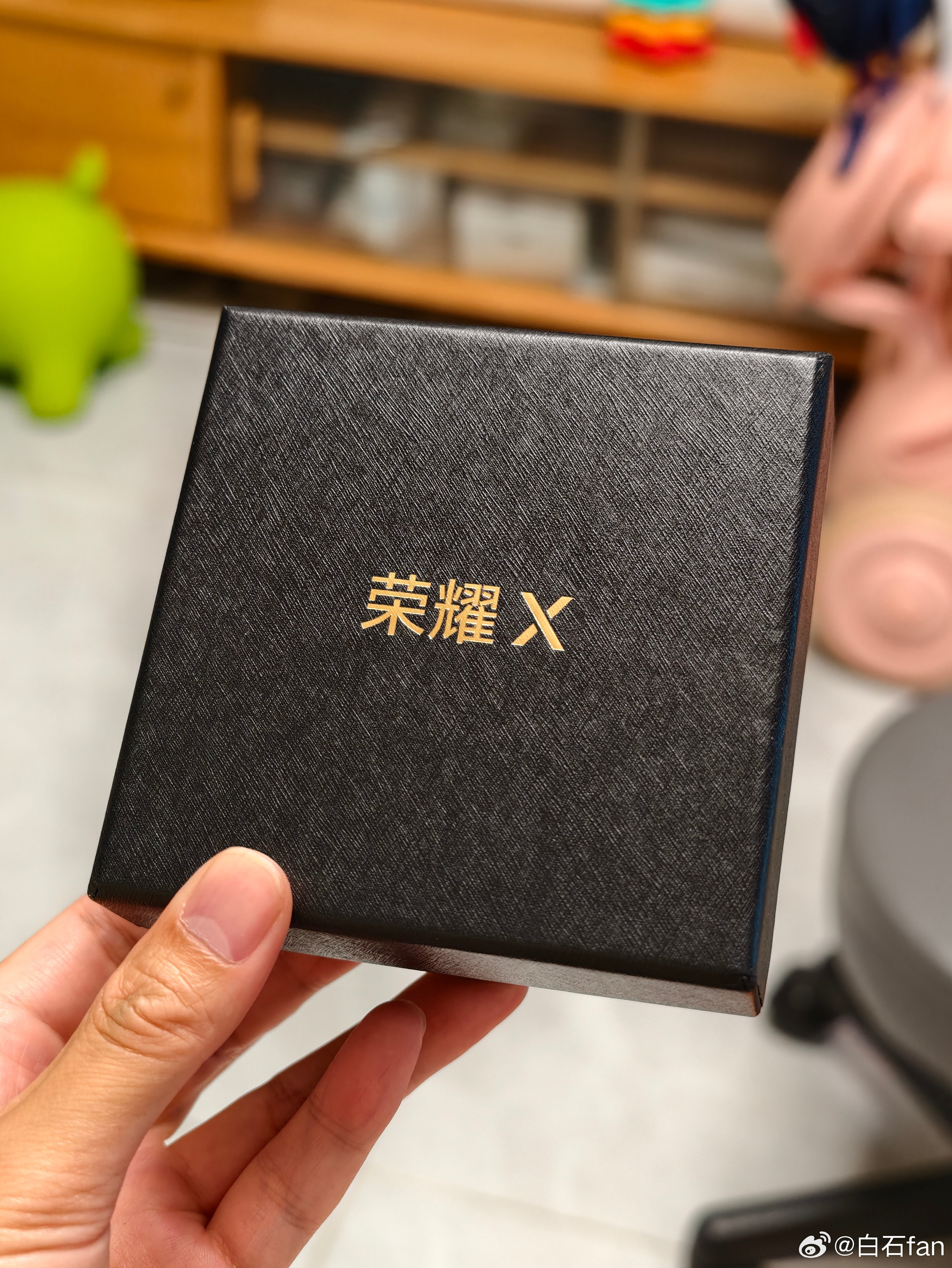 荣耀X系列一直是我比较推荐的给家里长辈买的首要机器。抗摔，续航强，还护眼。如今已