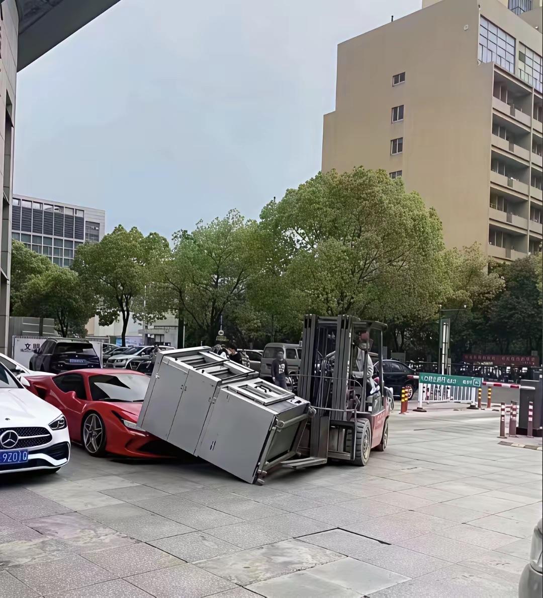 这个师傅要赔多少钱啊？🤔