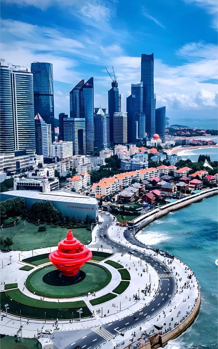 洵哥的家乡是青岛，一座山海相拥的浪漫之城。这里红瓦绿树与碧海蓝天交织成画，咸润的