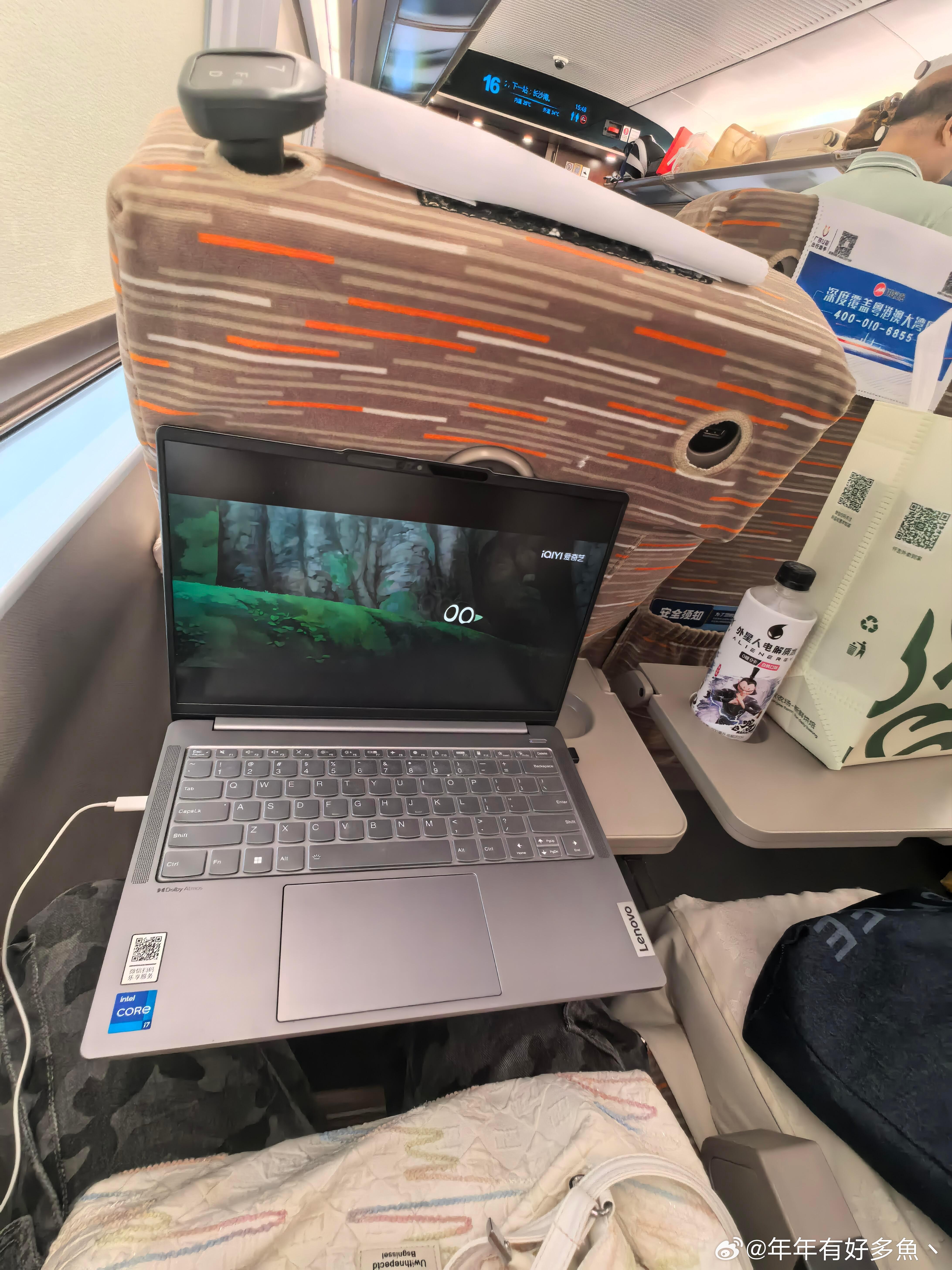 高铁上还是注意点分寸吧