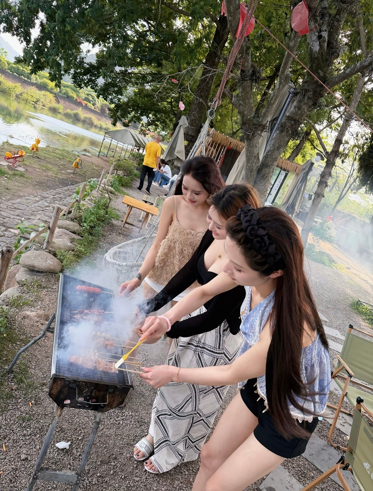 户外烧烤比较有意思