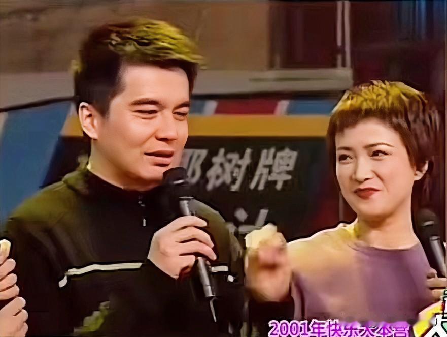 这是许亚军和何晴老师，2001年在快乐大本营的舞台上，恩爱甜蜜的一幕，两个人郎才