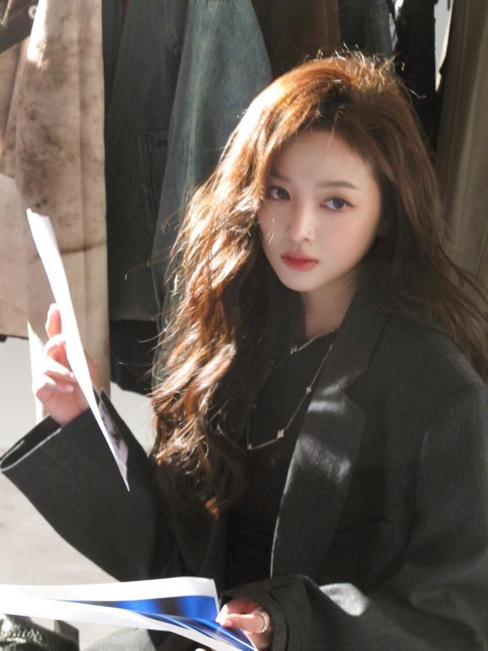 吴宣仪头发丝在发光真的是太美了呀，咱们的吴宣仪美得头发丝都在发光，简直就是