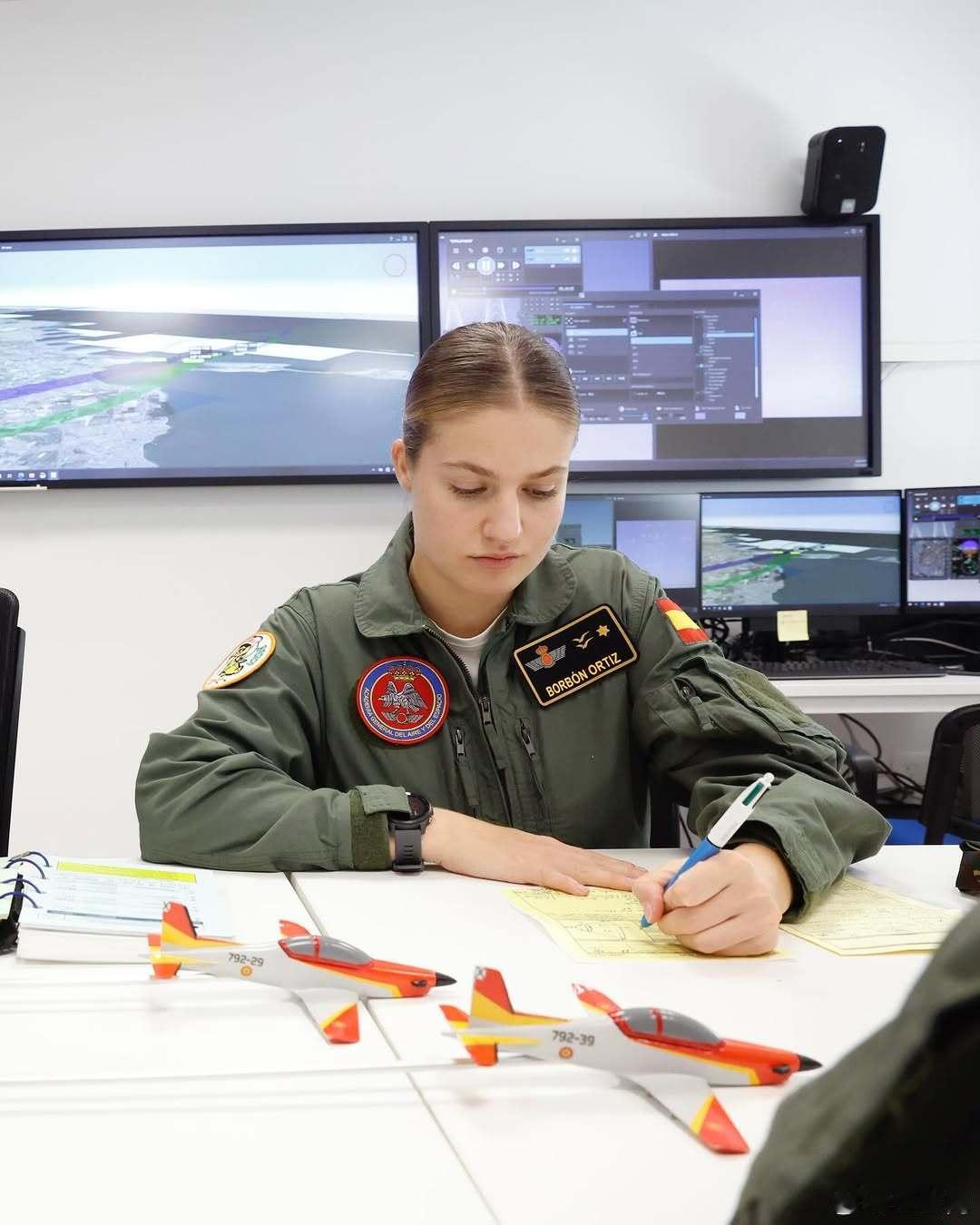 西班牙王室🇪🇸阿斯图里亚斯公主莱昂诺尔作为圣哈维尔空军学院的学生，经过4个