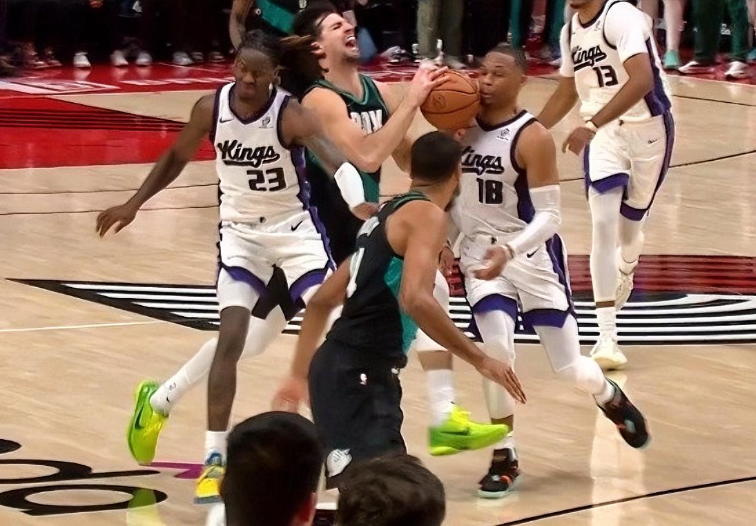 德罗赞：威少，我们的胜利果实是不是被裁判给窃取了？我的表现都进180俱乐部了吧？