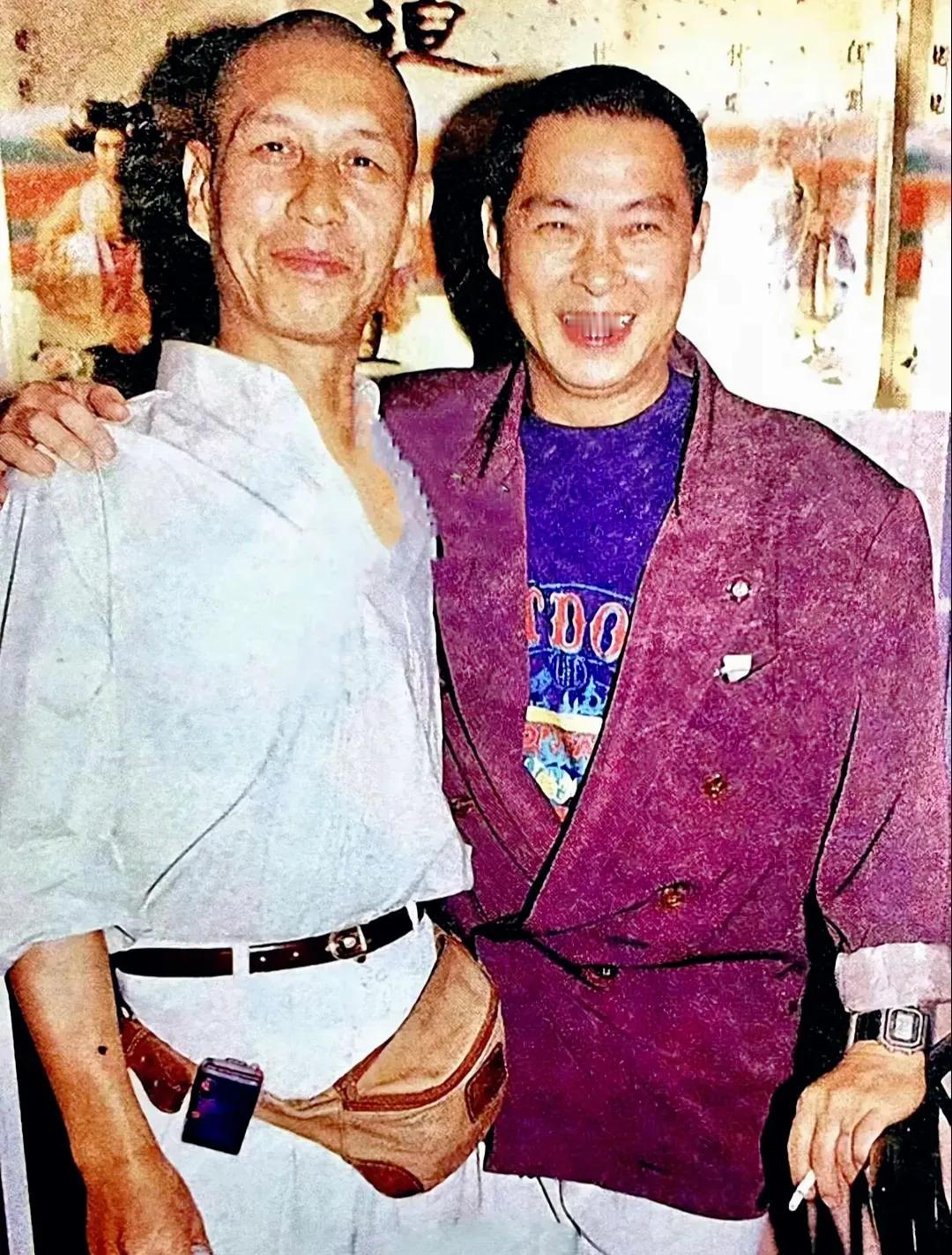 1991年7月，刘洵和刘兆铭一起出席电影首映礼，戏里是对手的两人，戏外勾肩搭背，