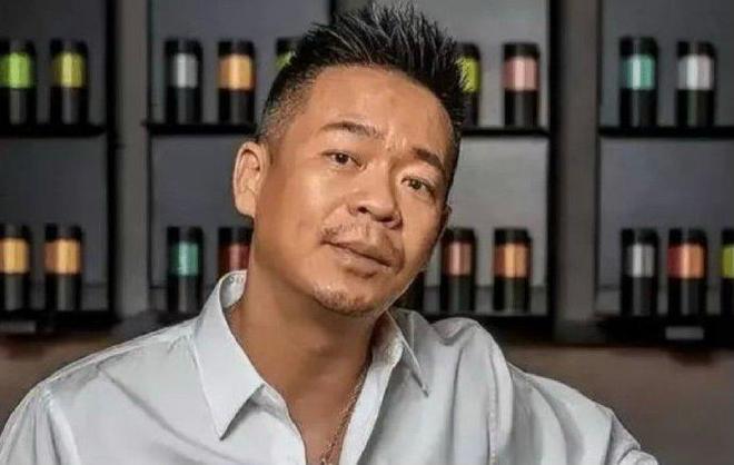 资深演员孙浩聚餐后竟在三里屯路边绿化带当街小便，高清画面全网疯传，正派形象一夜崩