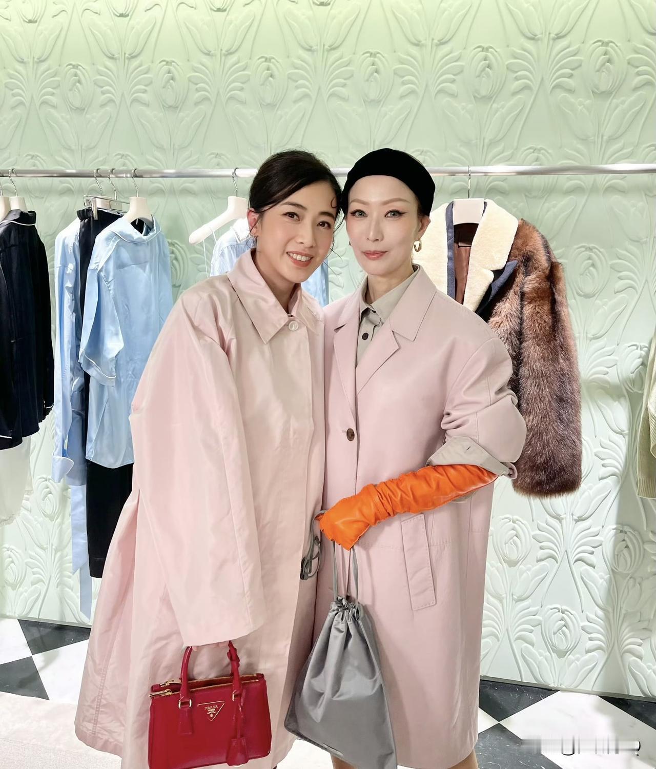 相比郑秀文的外套，甘比的品牌外套看起来有点掉价，版型偏大，面料很皱，颜色像褪色了