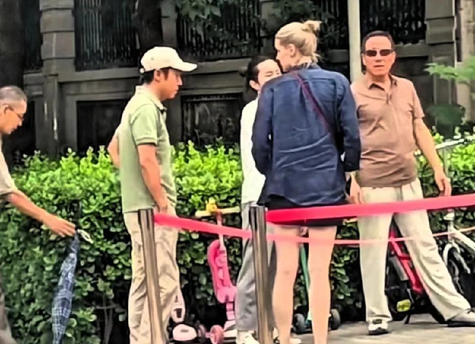 有网友在北京偶遇撒贝宁一家，他老丈人好像也在，帮忙送孩子上学！不得不说，他老丈人