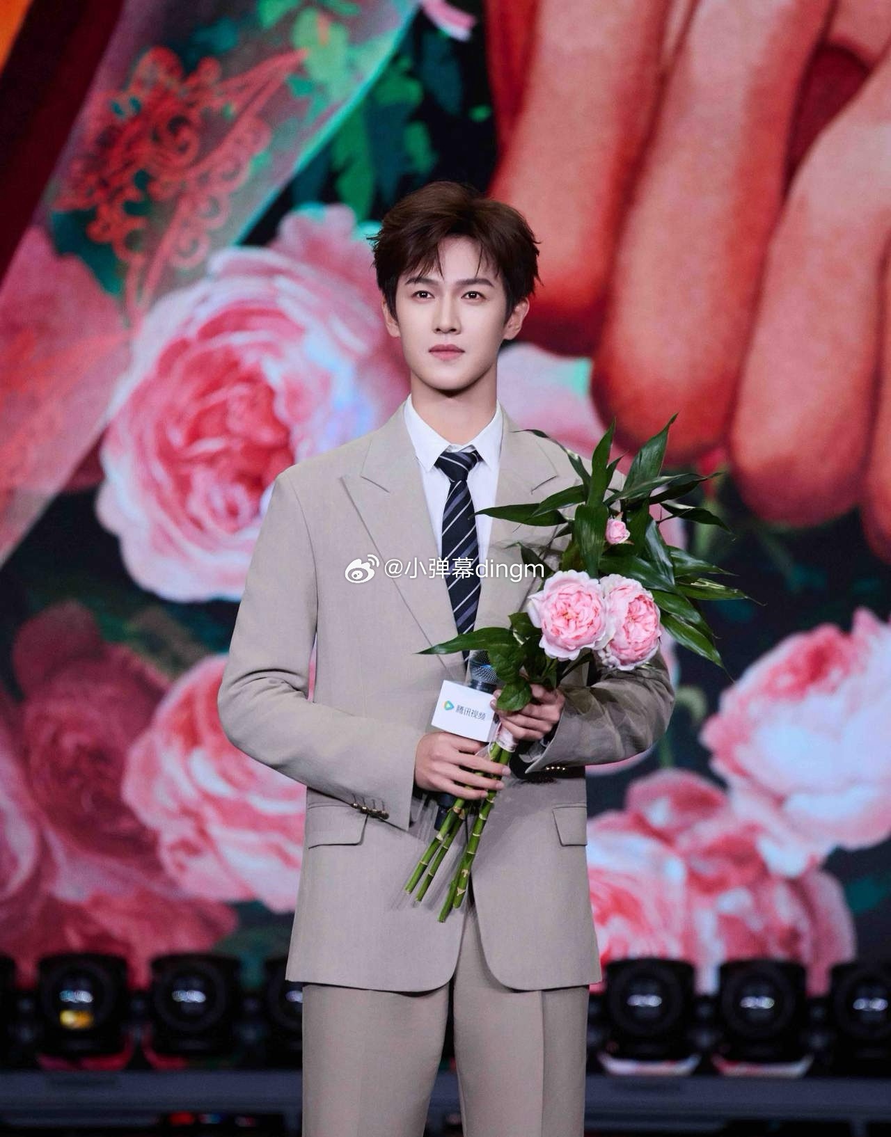 1.李昀锐在剧组收工后经常自己跑个六七公里回酒店。2.综艺《不想睡的星期五》6月