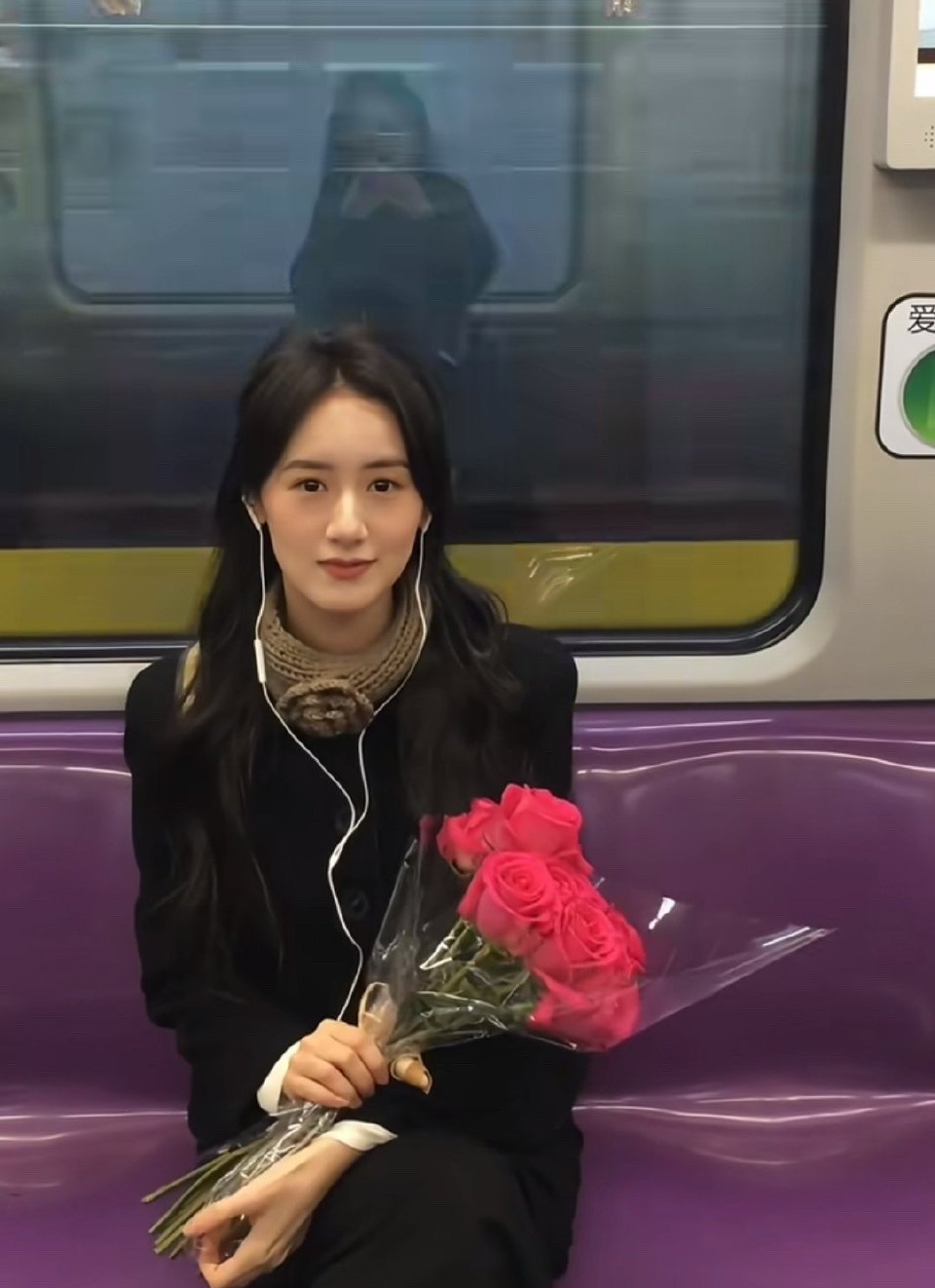 在地铁手持花束的袁冰妍～