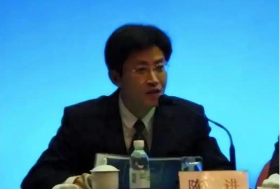 曾被称作“芯片天才”的陈进，被指卷走国家十几亿元科研经费后逃往美国藏匿，因为他一