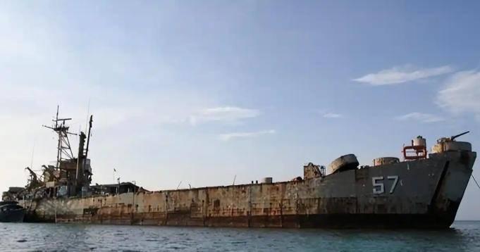 7月18日，仁爱礁海域风浪增大，解放军大型远洋拖船抵达指定海域就位。 