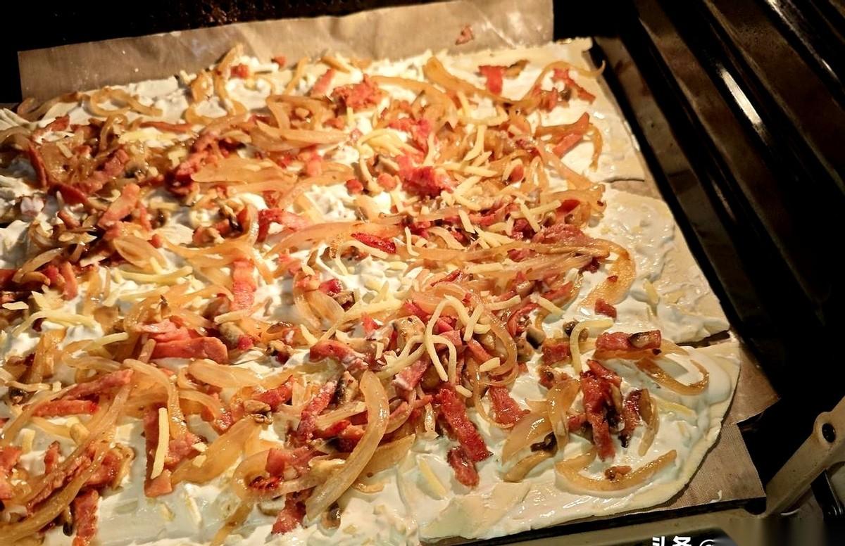 小丫头在后座，冲着她爸的后脑勺，偷偷用我教她的哑语骂他。我坐在副驾，差点憋出内