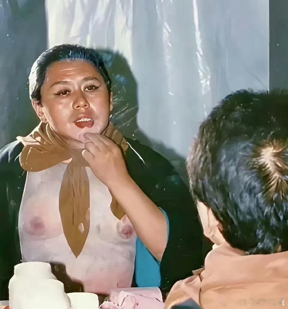 当年的妆容都是自己化，压根就没有化妆师。