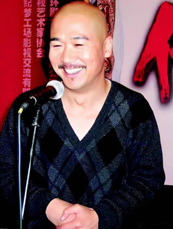 一次，屠洪刚请张国立去外面餐馆吃饭，饭还没吃完，就突然跟邻桌打起来了，酒瓶子满天