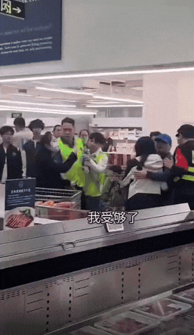 这一次，我毫不犹豫站在妹子这一边。超市收银台前，一名女子举着手机追着一对情侣