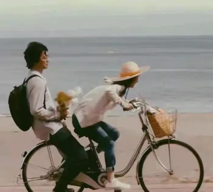 一场婚礼，爸妈黑着脸硬把儿子媳妇“推出去”，连个笑容都没有，整个五一都跟告别式似