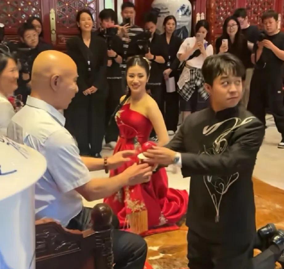 不愧是说相声的，张九龄结婚，给岳父献茶喊爸爸，没想到身边的伴郎们一起答应。应该是