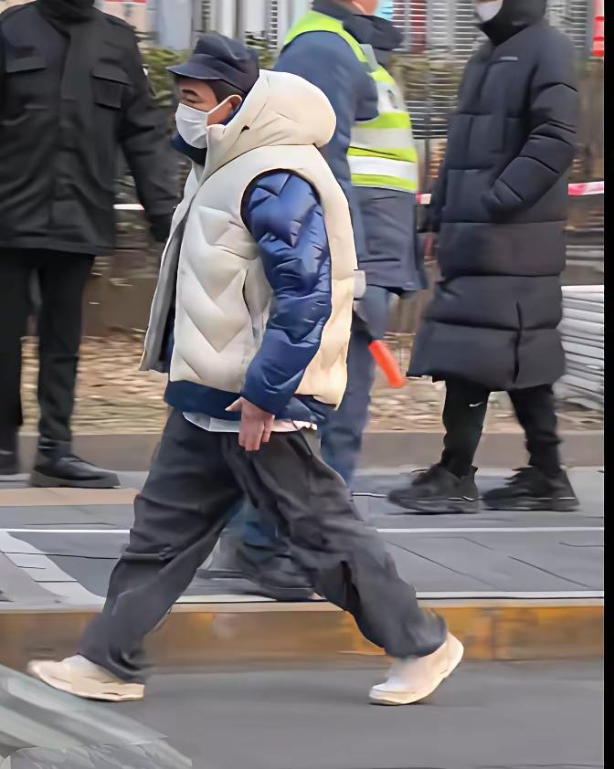 58岁陈小春穿两件羽绒服赶春晚，没牌子没助理：人活到通透，都懂“里子比面子值钱”