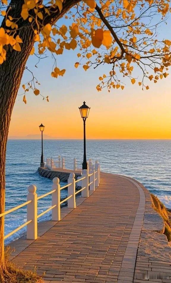 我夕阳西下的漫步海边，暖阳洒满心间。🌅🌊🍂