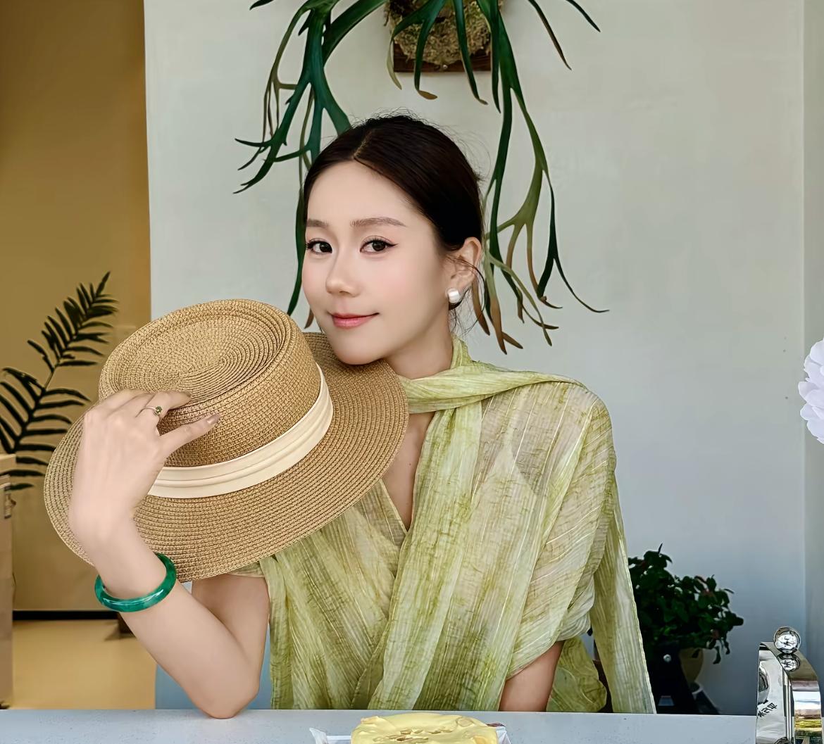 天妒红颜，云南龙陵文旅推荐官贺薇去世，年仅27岁。6月7号，有一位来自云南的网