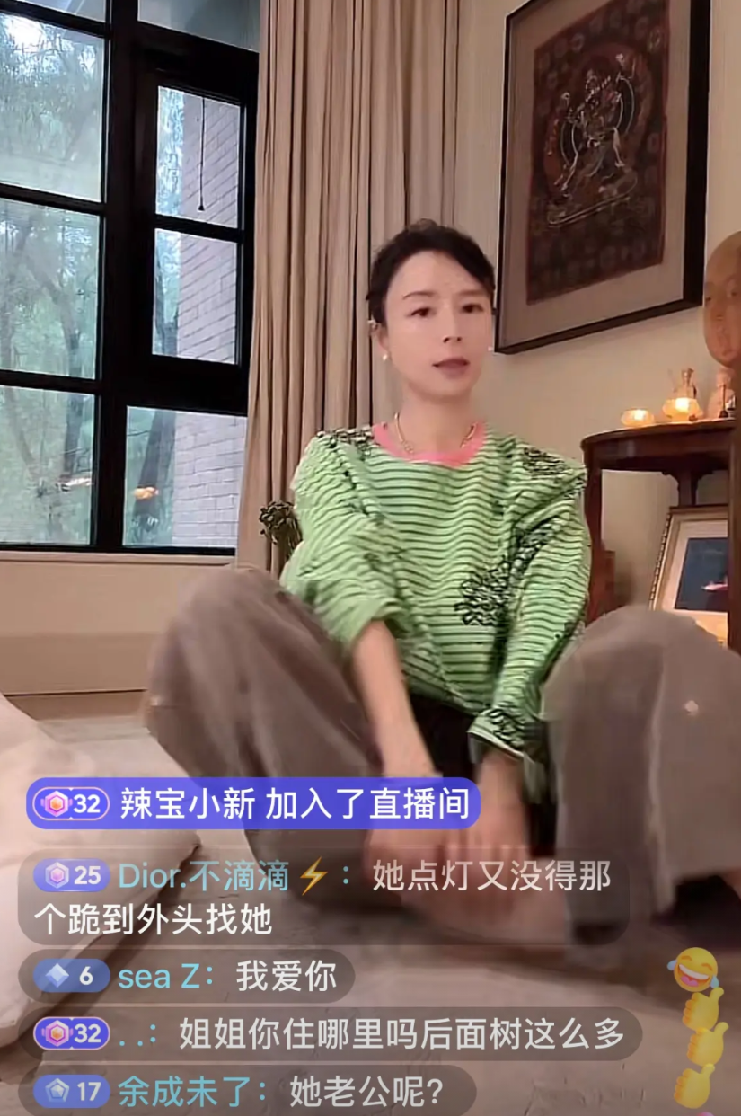 8月21日早晨，张静初出现在直播间，张静初在做静坐前的身体拉伸，不得不说，她锻炼