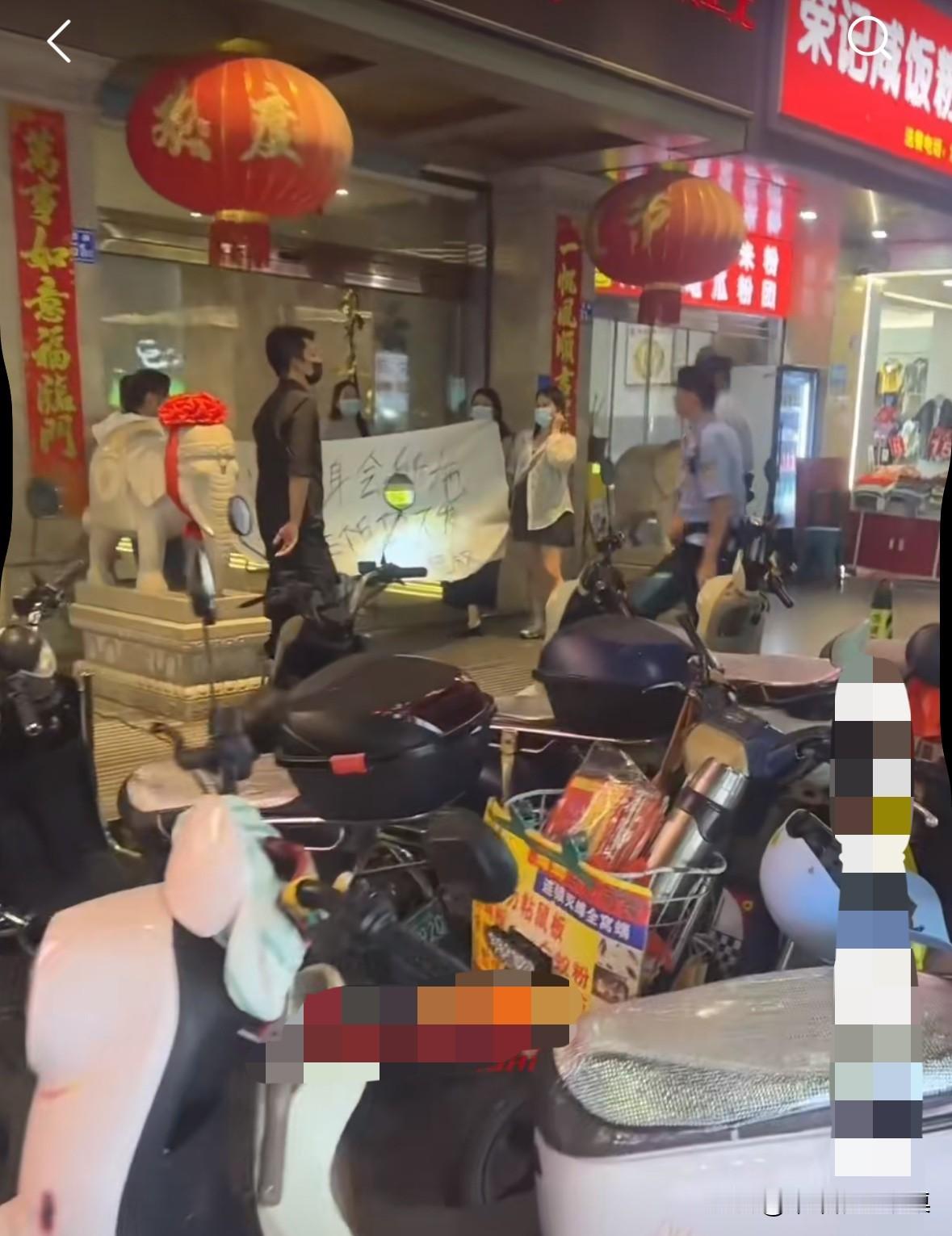 老板拖欠女技师工资，女技师无奈在会所门前拉横幅，因为会所影响生意，老板直接报警处