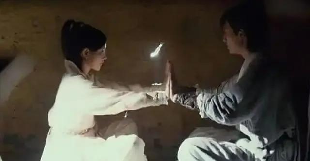 《射雕英雄传》郭靖和黄蓉在牛家村密室疗伤，两人双手不能分开，要维持七天七夜。原著