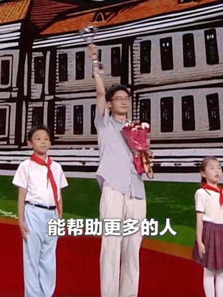 为什么要和美国干到底？就这么说吧，要是不干到底，那中国下一代就“完了”！最近清华