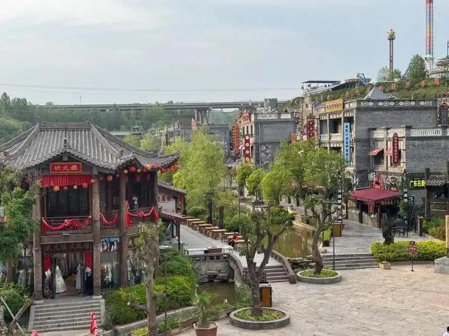为什么人造古镇越来越不好玩？因为它们只剩冰冷的建筑外壳。为了造出统一的仿古景观，