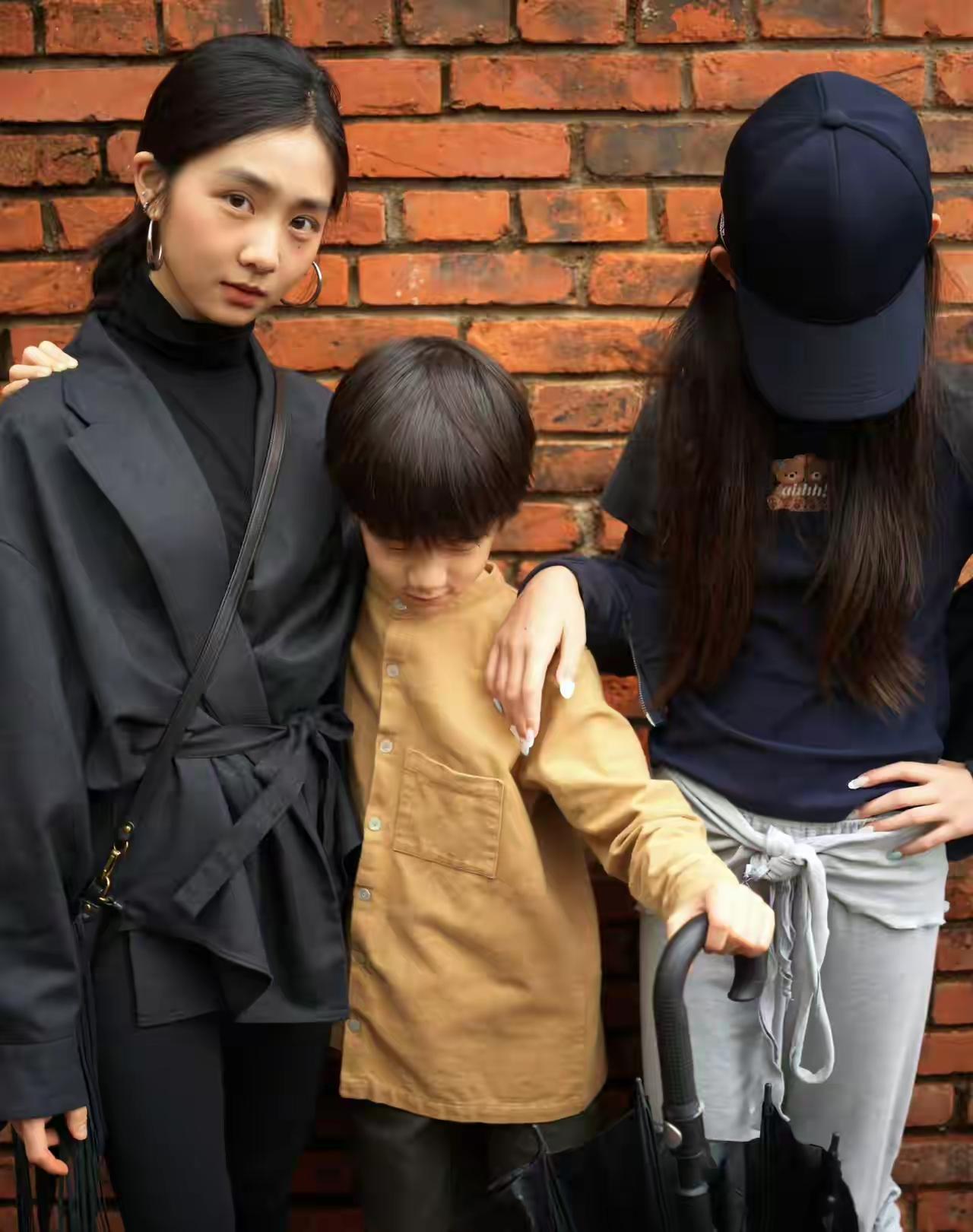 黄多多真的是小孙莉一枚，跟妈妈太像了，是家里唯一一个像妈妈的孩子，妹妹，弟