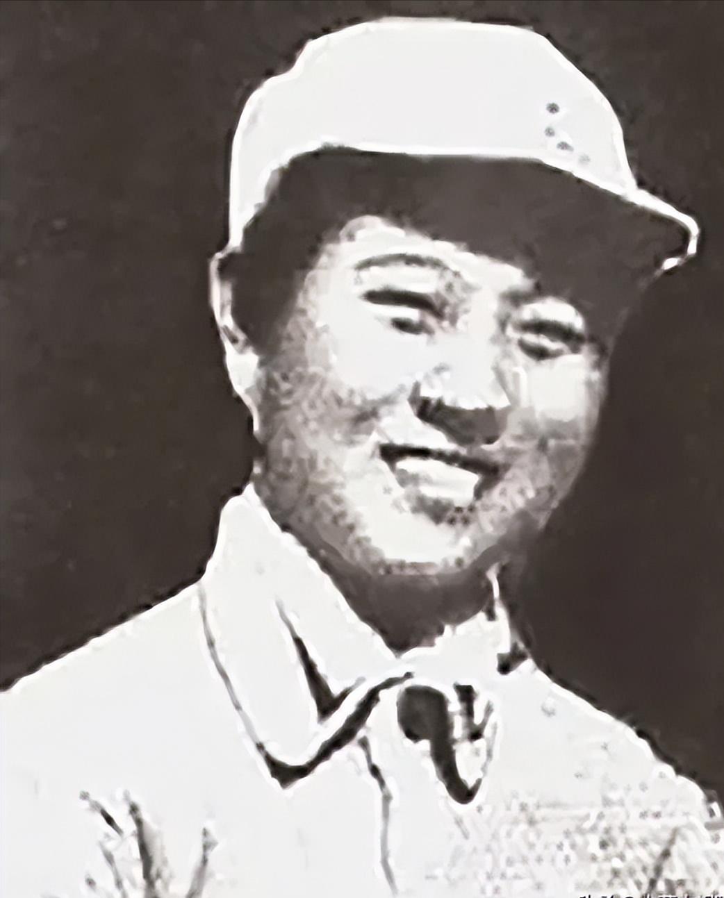 1941年，23岁的辛锐躺在担架旁，抬她的4位同志都已牺牲，敌人冲了上来