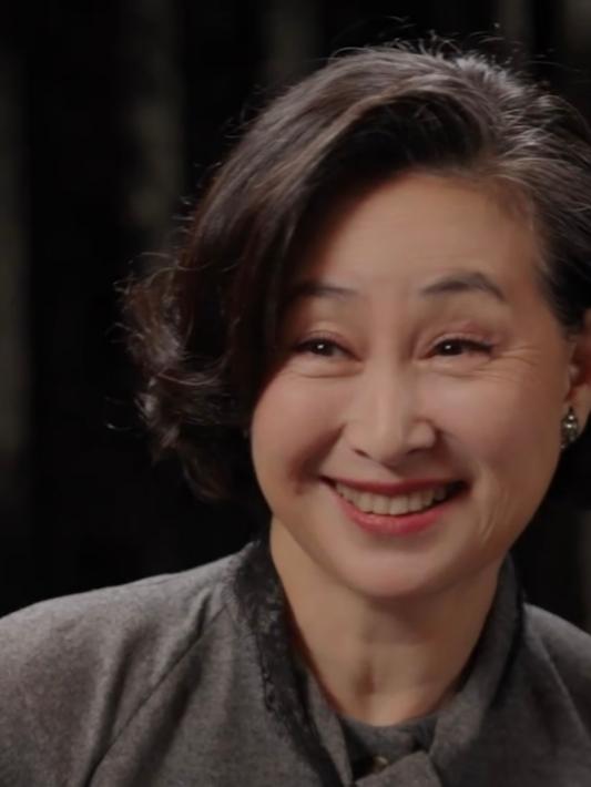 但凡明眼人都能看出来，何超琼这次愿意屈尊陪章泽天聊107分钟，根本不是冲着章泽天