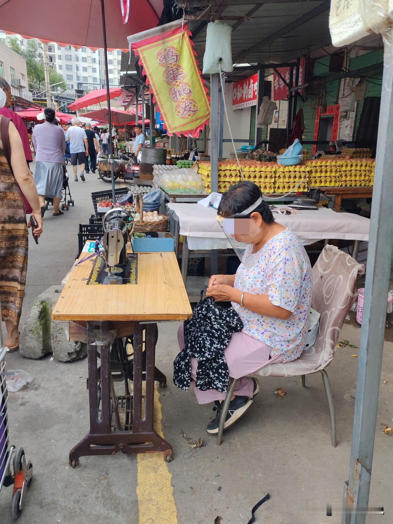 老裁缝收费有点意外6月30日，坐标西安。最近我家附近的早市上来了做零活的裁缝，
