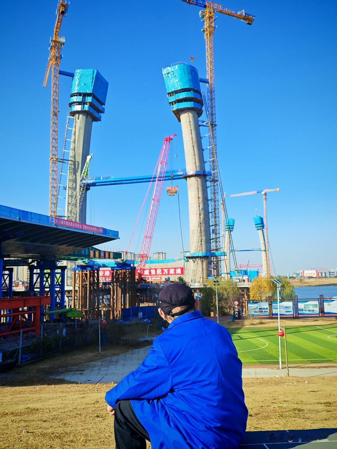 你只要到蚌埠延安路淮河大桥建设现场去，就会发现每天都有市民坐在那里观看，似乎大桥