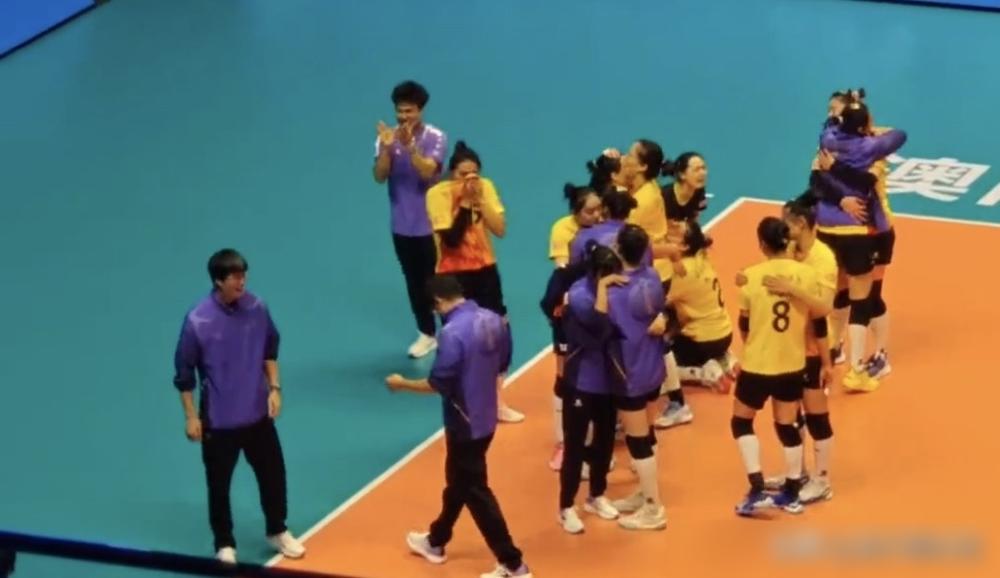 福建女排赛后跪在地上痛哭流涕[哭哭][哭哭]看到了庄宇珊抱着小自由人郑欣怡哭得像