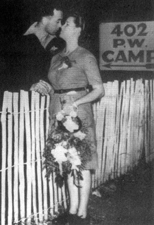“这就是一见钟情”，1945年，19岁的英国酒厂女工琼下班路上的匆匆一瞥，便发现