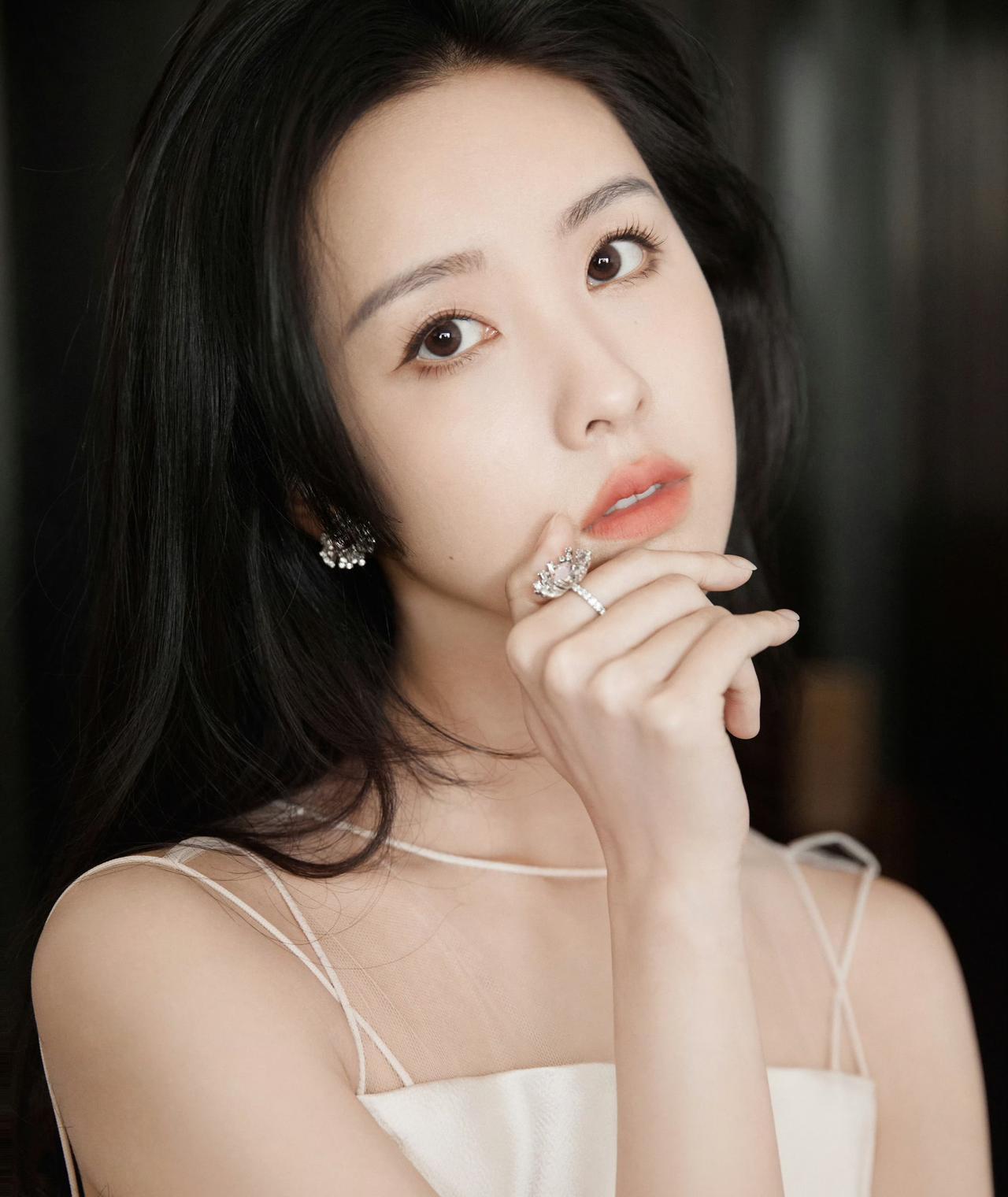 背上贴着300万月光是什么感觉？陈都灵转身的瞬间，全场倒抽一口气。那不是礼服