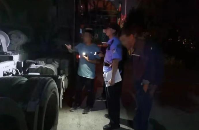 山东济南，男子将货车停在路边，去拉面馆吃了个饭，半个小时后，他启动车辆掉头时，突