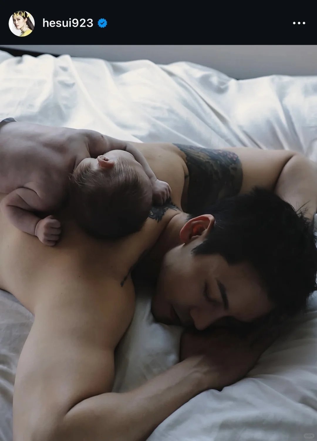 何穗在ins晒出了陈伟霆和儿子的合照，画面温馨养眼，看照片很像儿子刚出生时拍的。