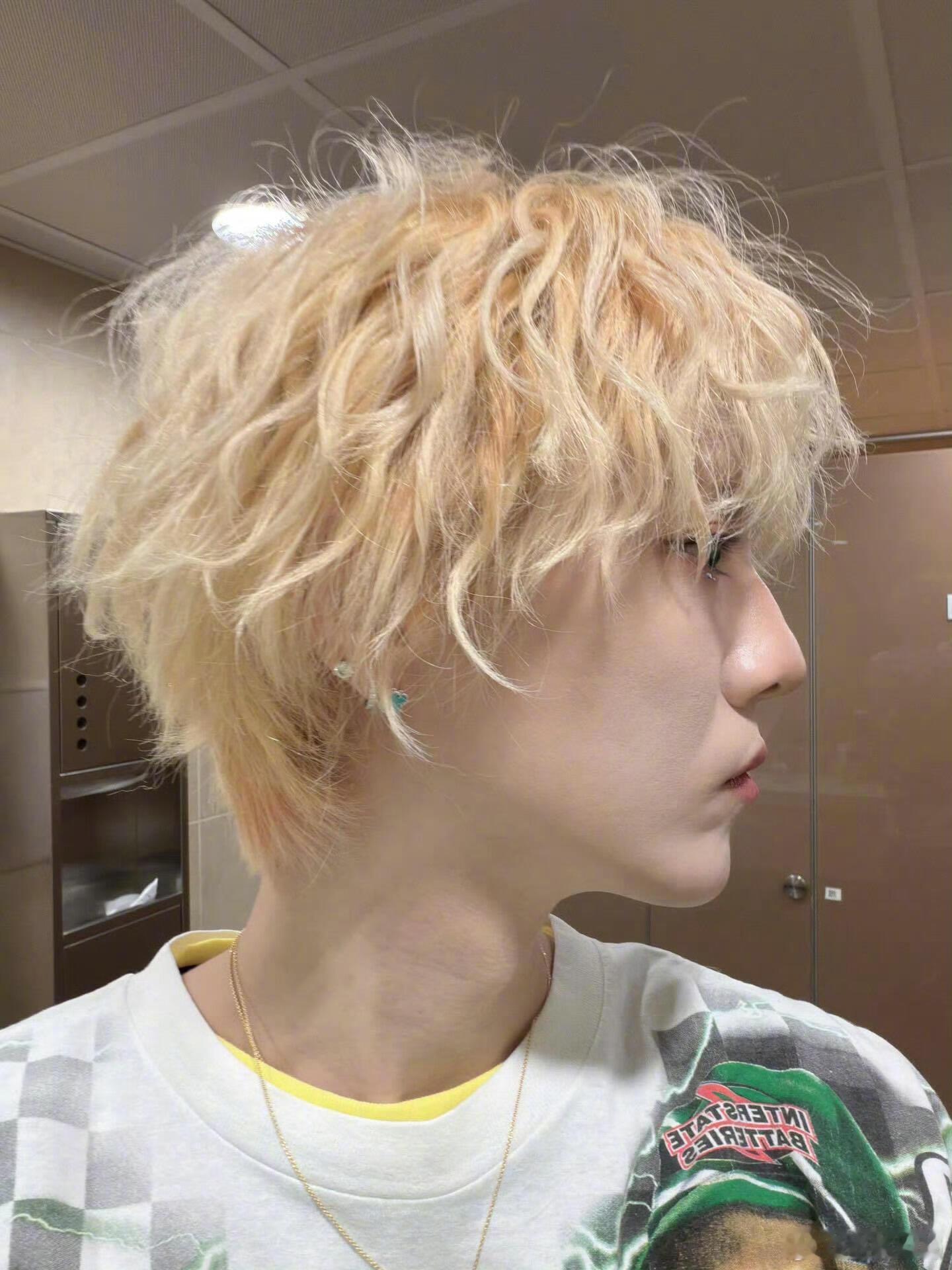 怎么有人侧脸这么完美啊，鹿晗头转一圈一套自拍出来了，好适合当群头像