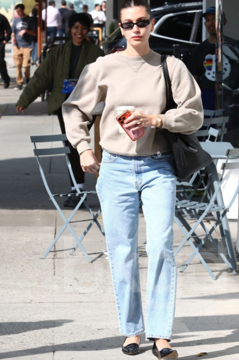 HaileyBieber被拍到在比弗利山庄出街买咖啡，一身极简穿搭又美又飒•